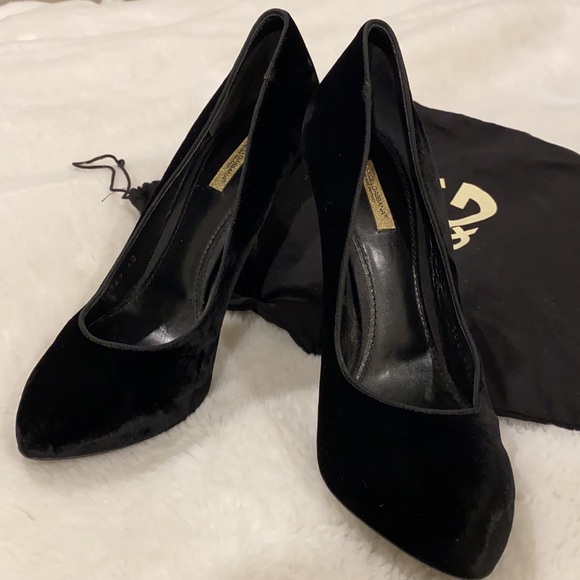 D&G Black Velvet Pumps - Picture 2 of 6